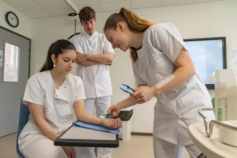 étudiants s'entrainant aux pratiques de soins 