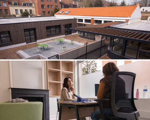 Deux personnes sont assises face à face dans un bureau lumineux, autour d’un bureau en bois. L’une est assise sur une chaise de bureau noire, l’autre écoute attentivement. L’espace est calme, avec du mobilier sobre et une fenêtre laissant entrer la lumière naturelle.